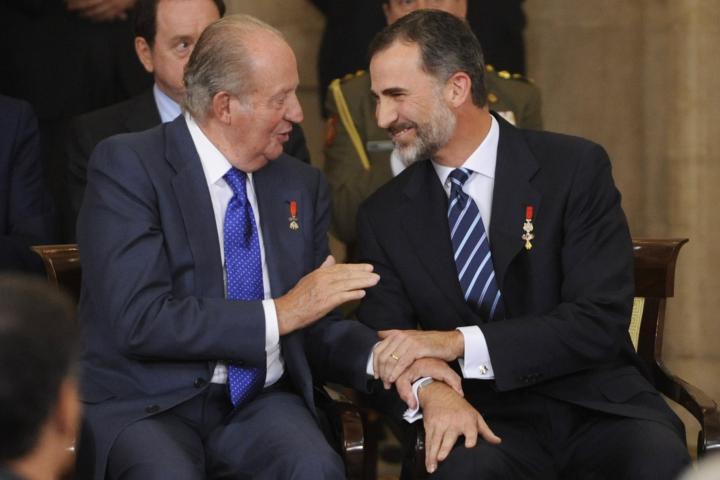 El rey emérito, Juan Carlos I, y su hijo Felipe VI.