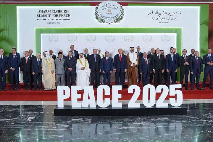 La foto de familia de la paz en Sharm El-Sheik, con Trump y más de una treintena de líderes mundiales