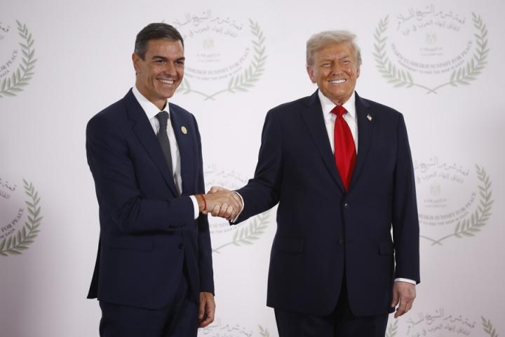 Pedro Sánchez y Donald Trump se saludan al comieno de la cumbre en Egipto