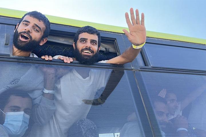 Presos palestinos en Israel, liberados y de vuelta a sus hogares tras el acuerdo con Hamás