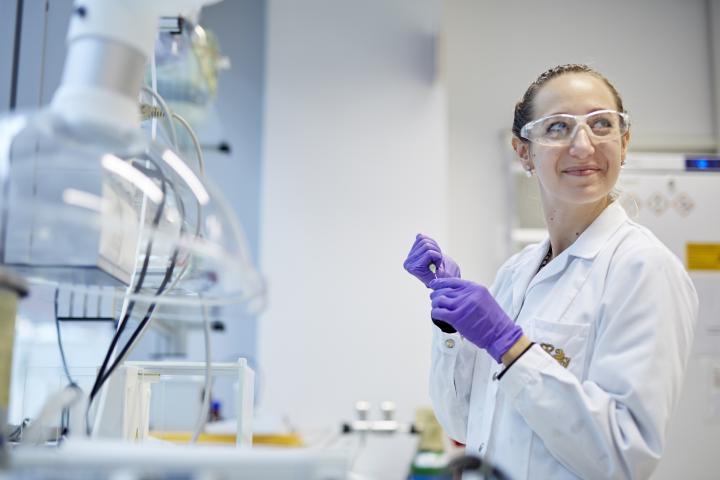 Una científica en uno de los laboratorios de El Cubo de Philip Morris.