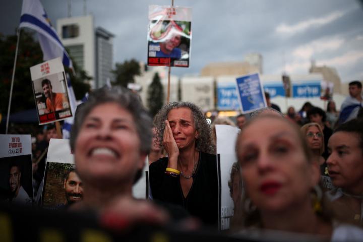 Una mujer llora en una concentración en Tel Aviv para pedir la liberación de los rehenes retenidos en Gaza