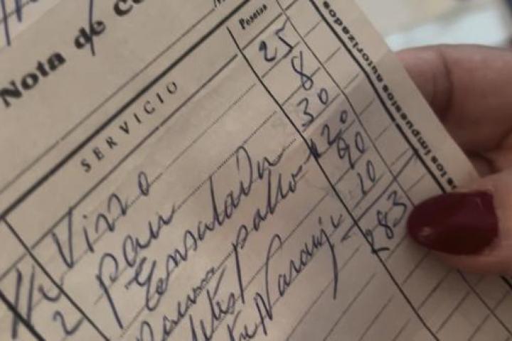La abuela de Saray muestra ante la cámara los antiguos tickets de bar que guarda desde hace más de 50 años.
