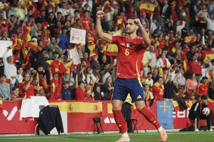 Mikel Merino celebra uno de sus goles en el partido frente a Bulgaria de la fase de clasificación para el Mundial 2026