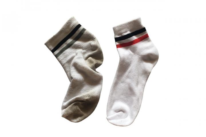 Calcetines blancos recién lavados tras aplicar el truco del carbonato de sodio