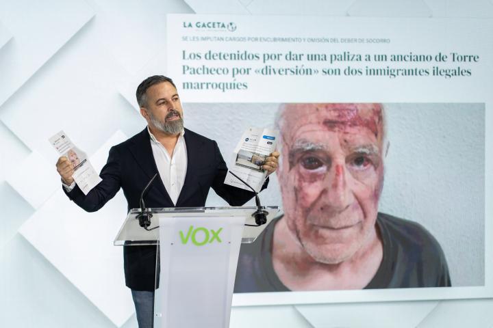 El presidente de Vox, Santiago Abascal, en una imagen de archivo durante las declaraciones que dio sobre la agresión a un anciano en Torre Pacheco (Murcia), a la que sucedieron agresiones racistas a migrantes y a sus negocios o viviendas.