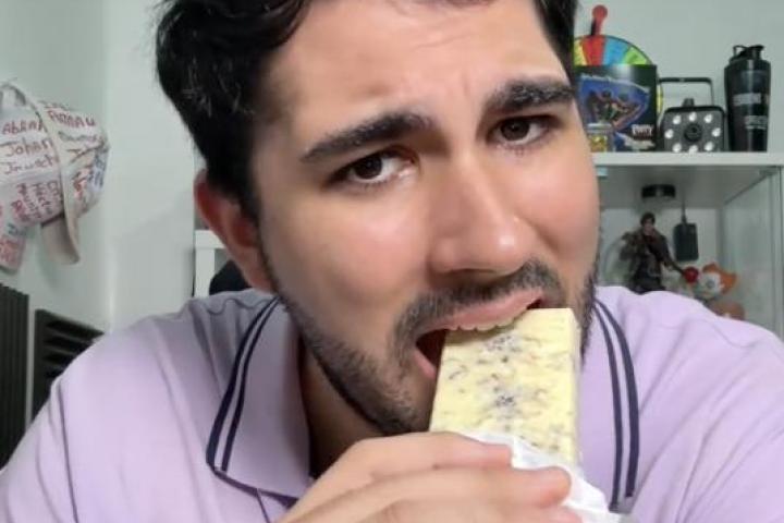 El tiktoker español ChicoGamerrEXE prueba un turrón de Mercadona.