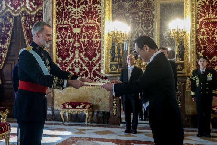 Takahiro Nakamae presenta sus credenciales como embajador de Japón ante Felipe VI en 2023