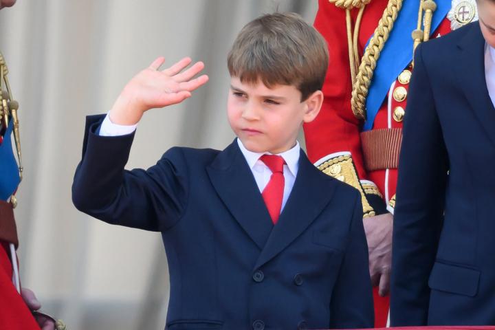 El príncipe Louis saludando en el balcón de Buckingham Palace en la celebración de Trooping the Colour 2025