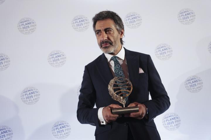Juan del Val posa con el Premio Planeta.