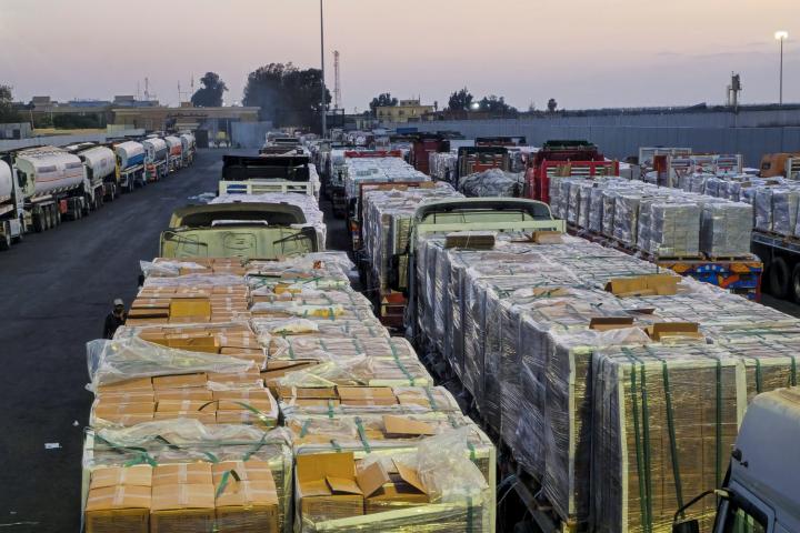 Camiones con ayuda humanitaria esperan en la frontera de Rafah para entrar a Gaza.