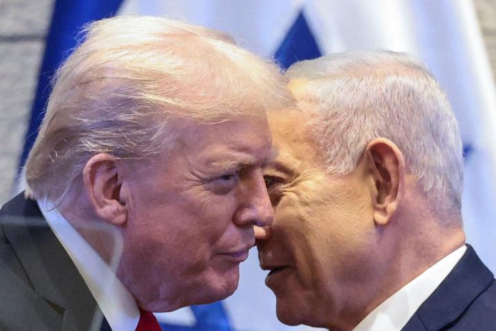 Benjamin Netanyahu habla al oído a Donald Trump durante un acto en el Parlamento de Israel.