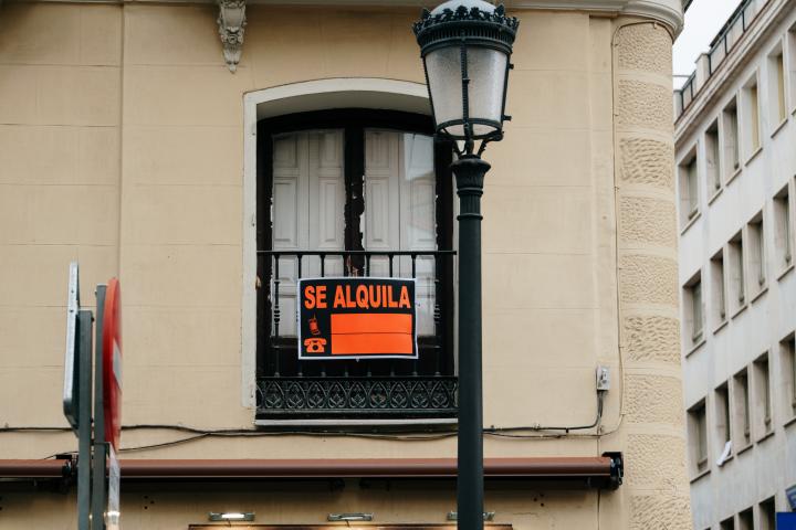 El cartel colgado en una vivienda que se alquila en España.