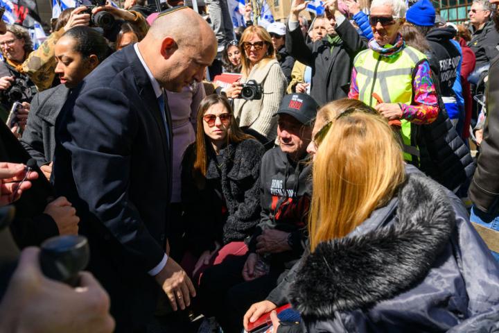 El exprimer ministro israelí Naftali Bennett saluda a familiares de rehenes israelíes en manos de Hamás.