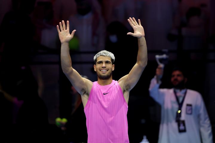 El tenista español, Carlos Alcaraz, saludando a la grada.
