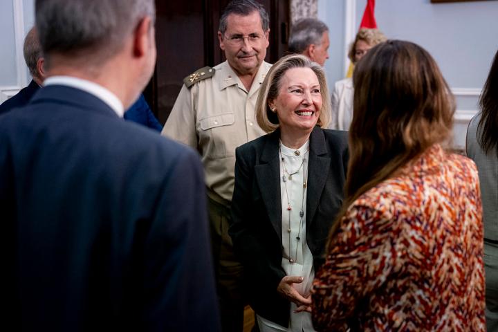 María Amparo Valcarce, junto a altos mandos militares en unas jornadas en el CESEDEN.