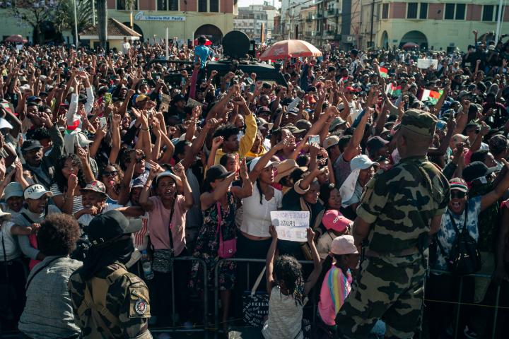 Numerosas personas se manifiestan después de que soldados del Centro de Administración del Personal del Ejército (CAPSAT), liderados por Randrianirina, entraran en el Palacio Presidencial, tomaran el poder y suspendieran la Constitución en la capital, Antananarivo, Madagascar.