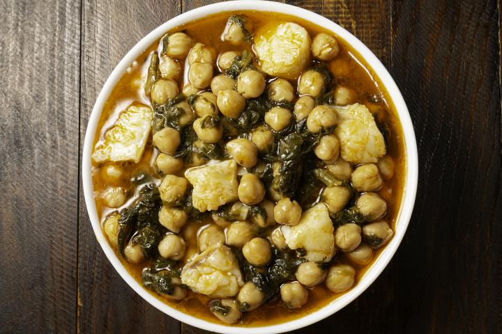 Plato de garbanzos con bacalao y espinacas