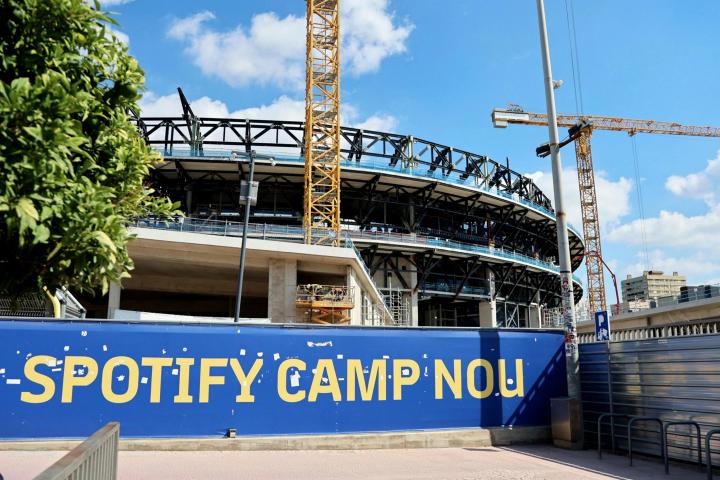 Vista general del estadio Spotify Camp Nou, aún en construcción.
