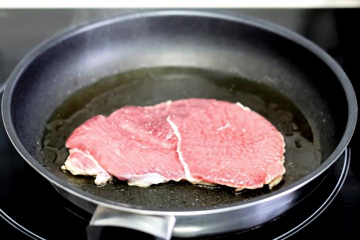 Un filete en una sartén.