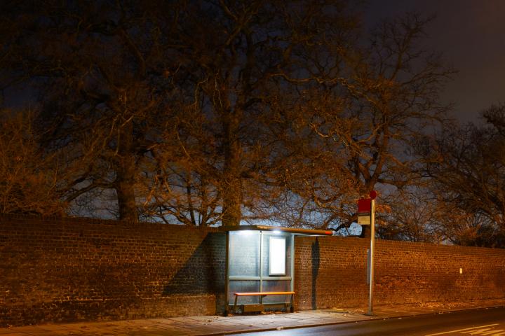 Imagen de archivo de una parada de autobús de noche.