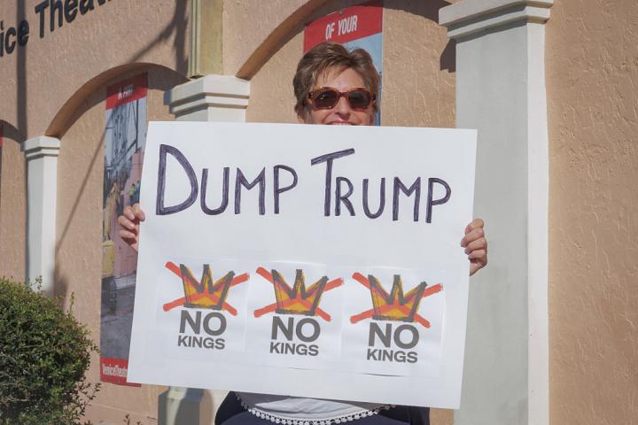 Un manifestante en Venice, Florida, en la manifestación 'No Kings' del 18 de octubre de 2025.
