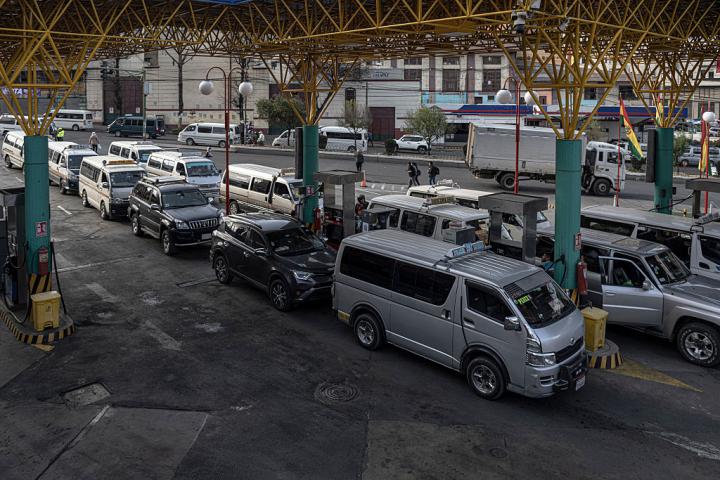 Colas de espera en una estación de servicio de La Paz, en Bolivia.