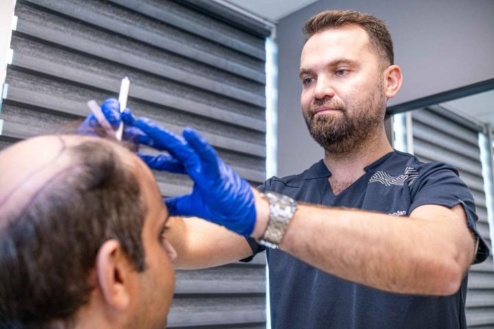 Elegir un cirujano para un trasplante capilar es una decisión médica importante.