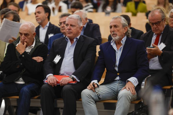 Francisco Correa (d), líder de la trama de corrupción conocida como Caso Gürtel y Pablo Crespo (c), su máximo colaborador, en la Audiencia Nacional en San Fernando de Henares (Madrid).