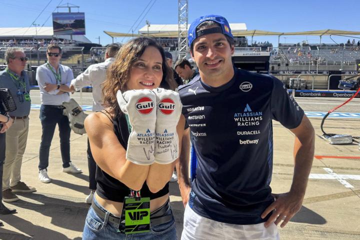 La presidenta de la Comunidad de Madrid, Isabel Díaz Ayuso y el piloto de Formula 1, Carlos Sainz