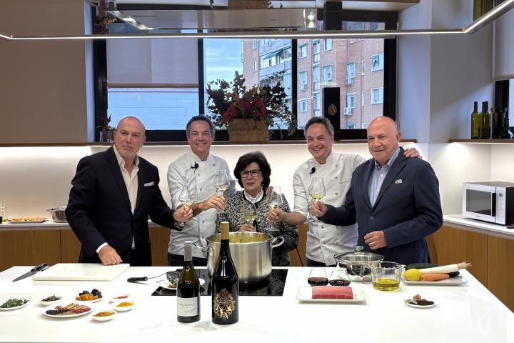 Los dueños de las bodegas Avelino Vegas con los Hermanos Torres en el 75 aniversario de Avelino Vegas