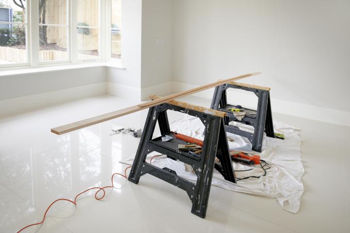 Mesa de trabajo dispuesta para acometer una reforma en una casa.