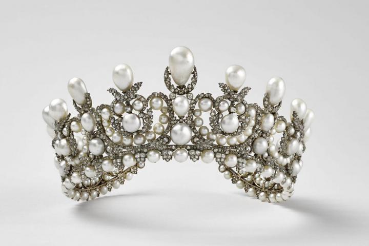 alt="alt="Tiara de la emperatriz Eugenia robada del Museo del Louvre, en París.""