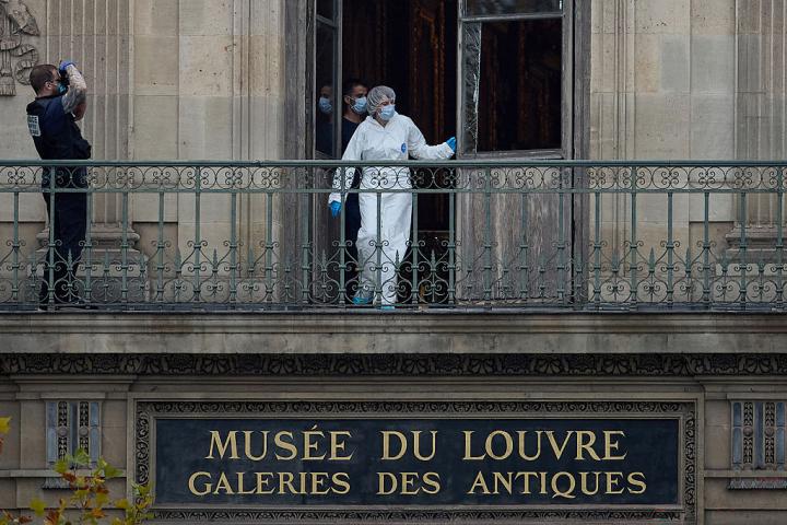 Un forense analiza un balcón del Museo del Louvre, por donde pudieron acceder los ladrones.
