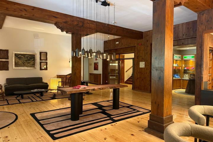Una de las cálidas y confortables estancias comunes del Parador de Bielsa.