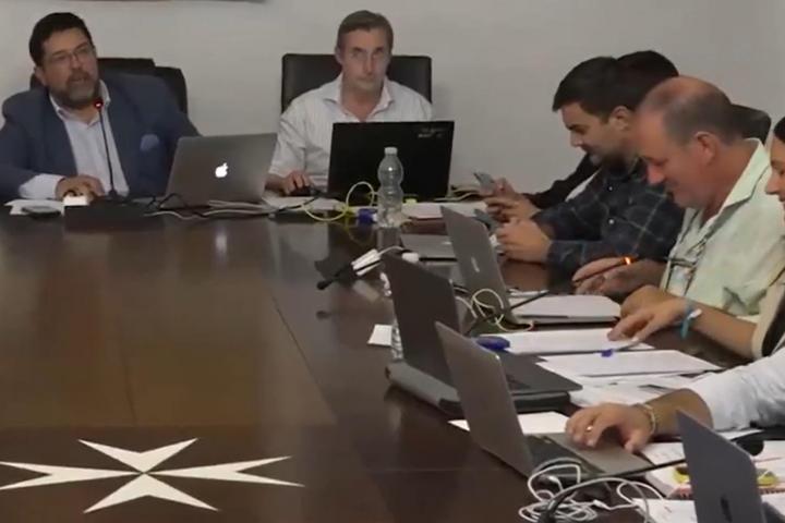 El momento viral en el pleno de Lora del Río.