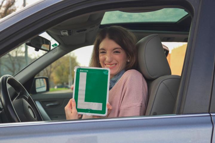 Imagen de archivo de una conductora con la L.