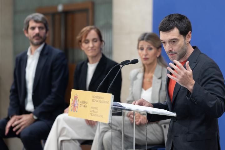 Imagen de archivo del ministro de Derechos Sociales, Pablo Bustinduy, y la vicepresidenta segunda, Yolanda Díaz; la ministra de Sanidad, Mónica García; y el ministro de Cultura, Ernest Urtasun.