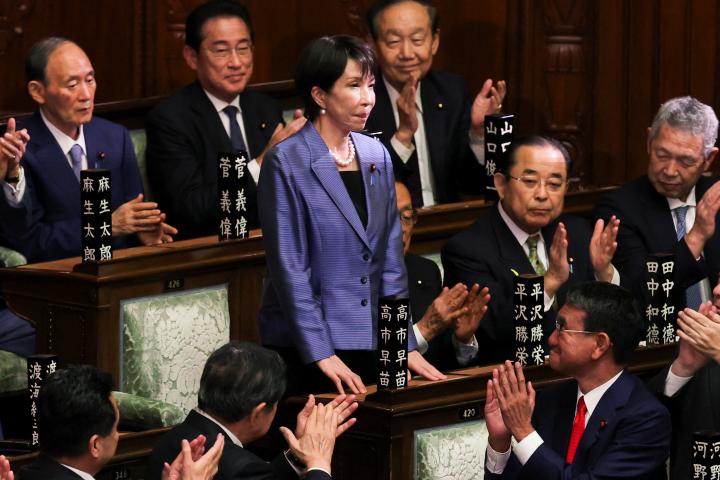 La nueva primera ministra de Japón, Sanae Takaichi, en pie, recibe aplausos en el Parlamento tras su elección.