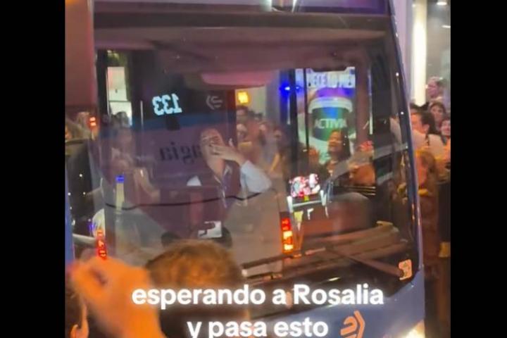 La escena que se vivió en un autobús mientras esperaban a Rosalía.