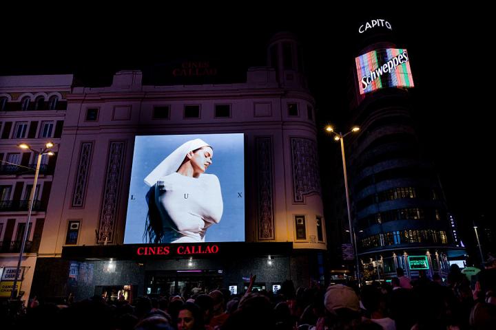 La portada del disco 'Lux' de Rosalía proyectado en Callao en Madrid
