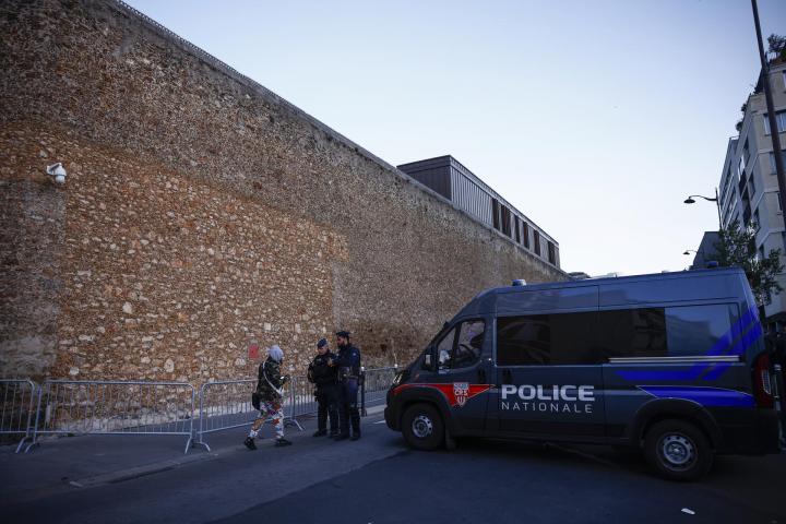 Vista de policías a las puertas de la prisión de La Santé (París), esperando a Nicolas Sarkozy.