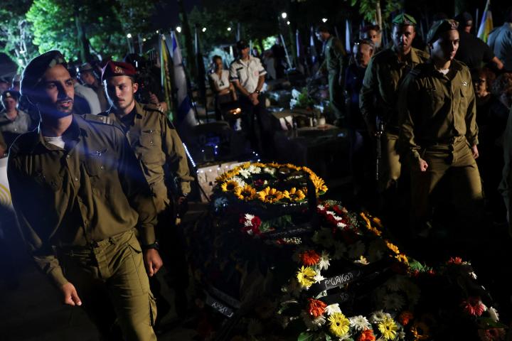 Soldados de Israel escoltan el cuerpo de un sargento muerto en Gaza, durante su funeral.