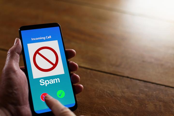 Un hombre rechaza una llamada de spam en su teléfono móvil