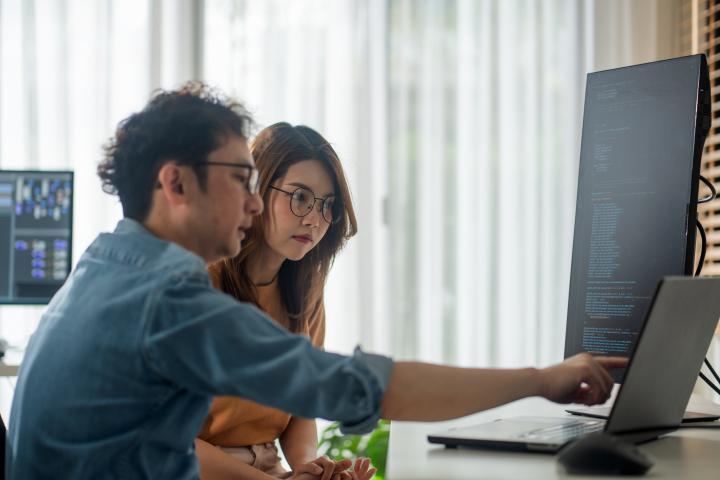 Pareja-mira-ordenador