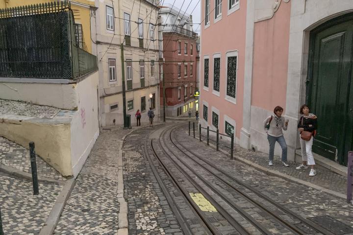 Vista de la empinada Calçada da Glória, la calle por la que circulaba el funicular que se precipitó hasta la plaza de los Restauradores