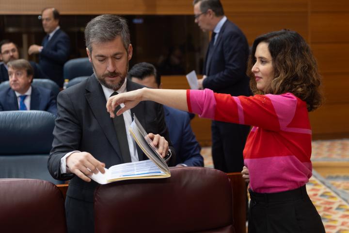 El consejero de Presidencia de la Comunidad de Madrid, Miguel Ángel García Martín, junto a la presidenta madrileña, Isabel Diaz Ayuso, en una sesión de la Asamblea de Madrid.