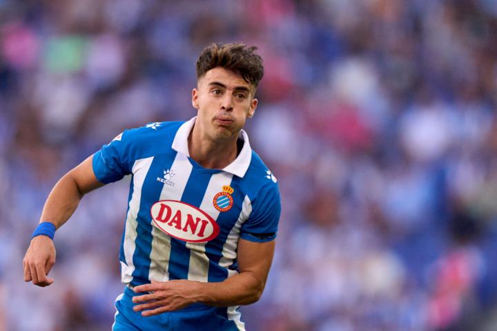 Álvaro Aguado, con la equipación azul y blanca del Espanyol, corre durante un partido.