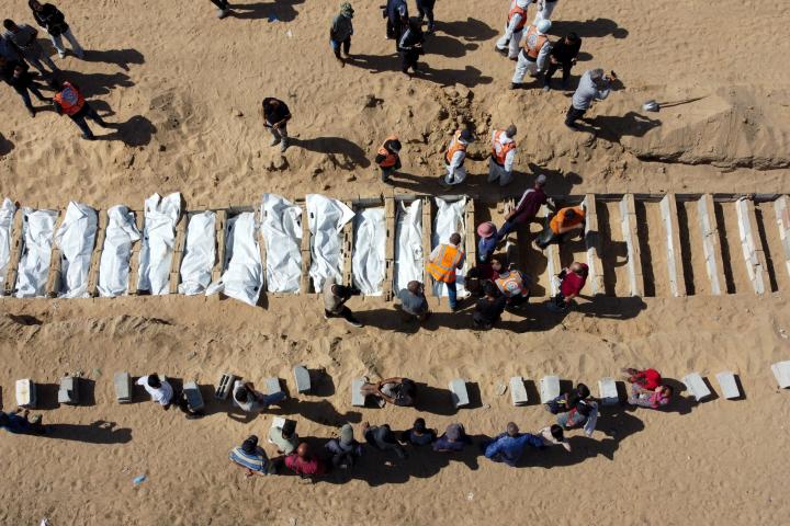 Vista aérea de un enterramiento masivo de cuerpos de palestinos que estaban en manos de Israel, en Gaza.