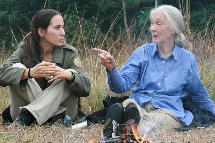 La veterinaria española Rebeca Atencia junto a la etóloga Jane Goodall.